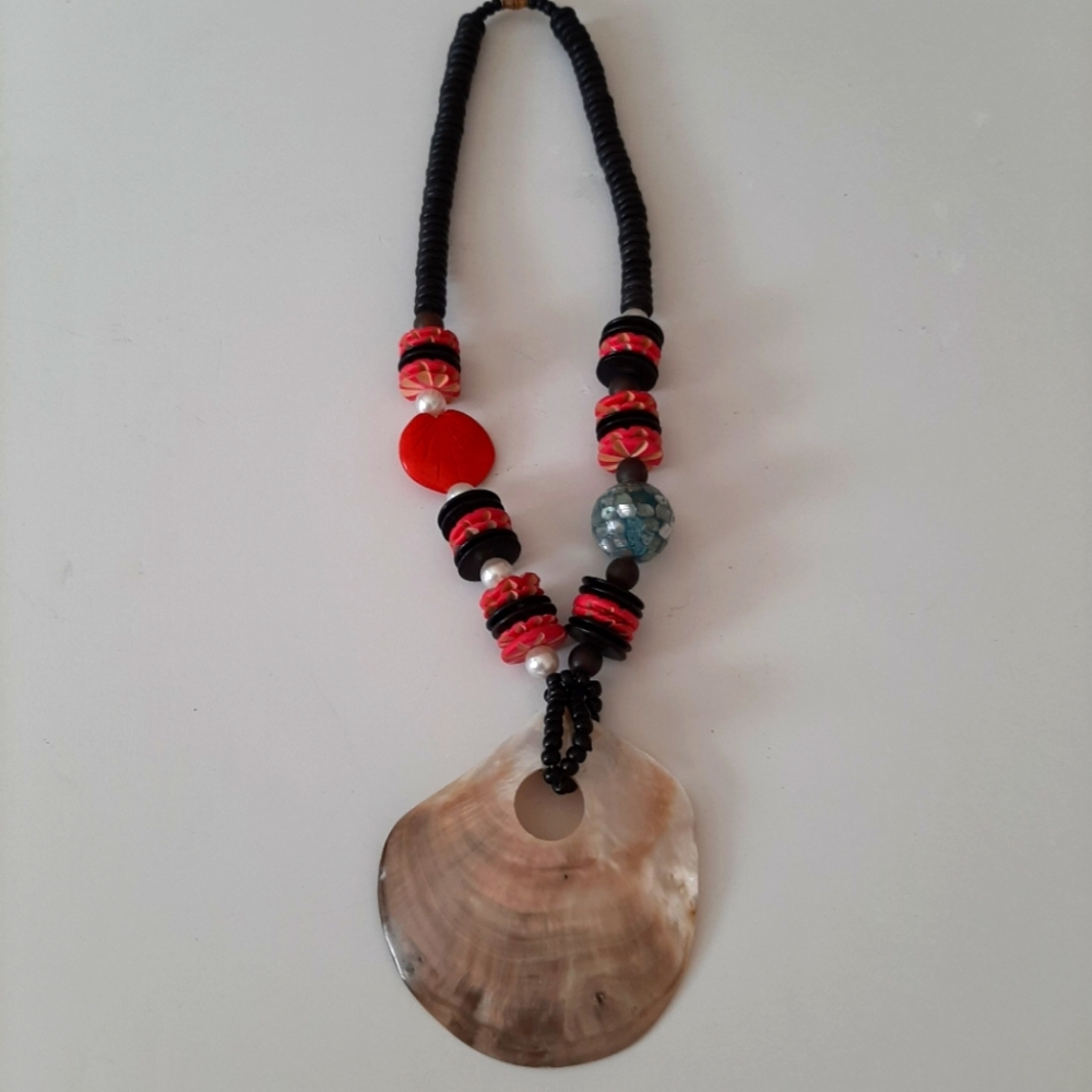 Large Shell Necklace - Picture 4 of 9